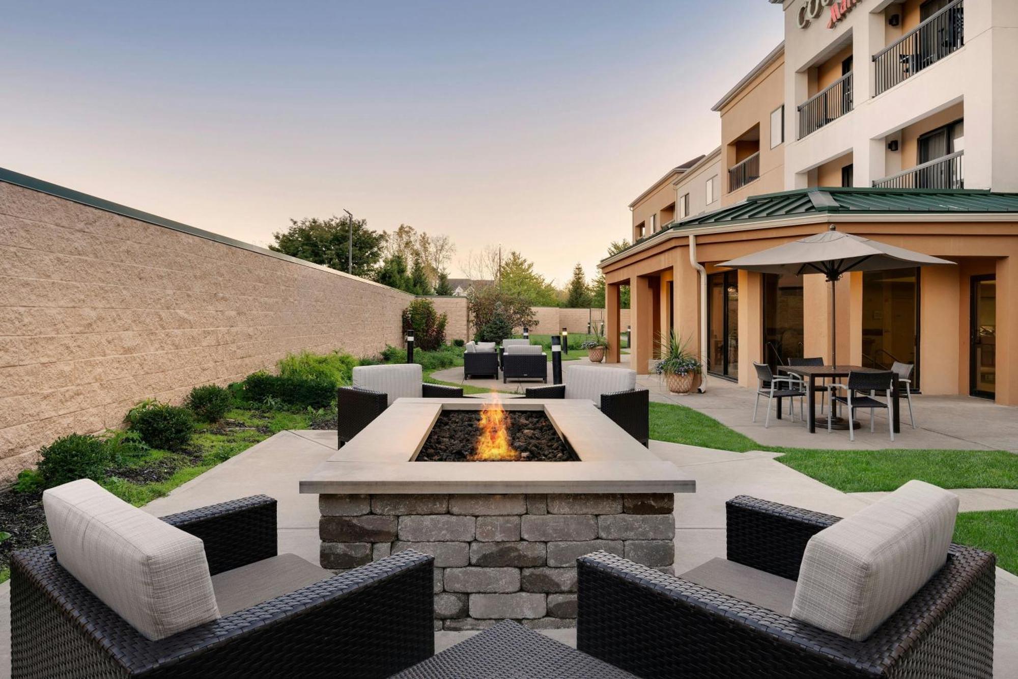 Courtyard By Marriott Indianapolis South Hotel Bagian luar foto